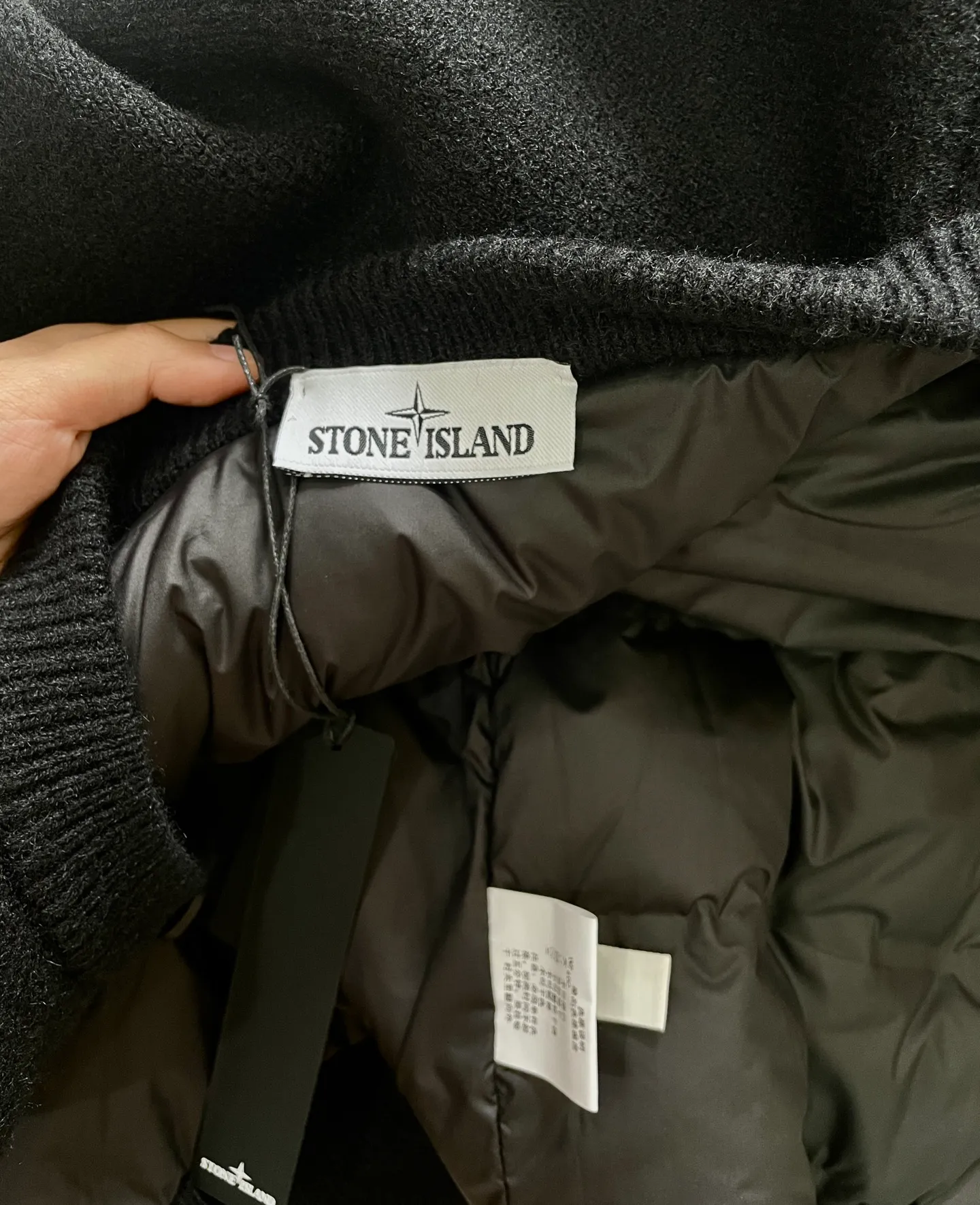 P520 STONE ISLAND/STONE ISLAND Casual Splicing Sweater Down Jacket The sense of security in this winter is given by the sweater down jacket. The sense of security in winter is given by this down jacket. Don’t let the cold freeze your good mood! This “walking heater” focuses on precise heating. The sweater can block the wind. The velvet inside is soft and can lock in temperature. You can feel confident when going out at 0°C. The simple version is not bloated, warm and fashionable, and you can feel full of security on cooling days. The down design keeps the cold wind out, making it more practical than wearing a thick blanket. No need to add layers, so you can feel warm and comfortable from head to toe when commuting or shopping. Color: black light gray